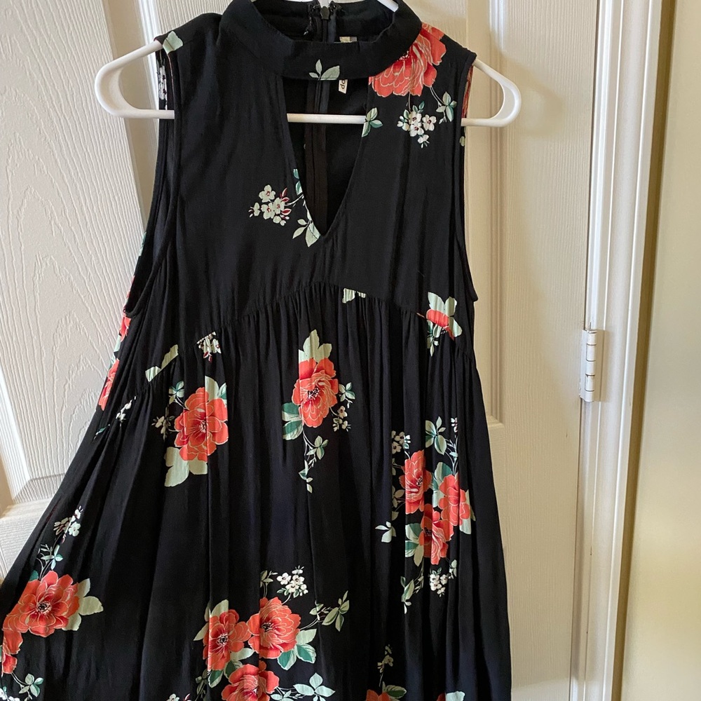 Medium floral sleeveless v neck dress
